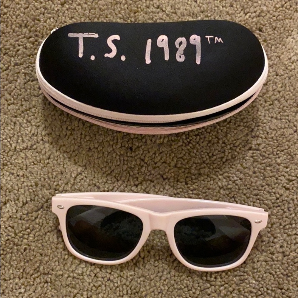 taylor swift 1989 sunglasses and case
